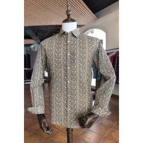 Camisa de hombre beige...